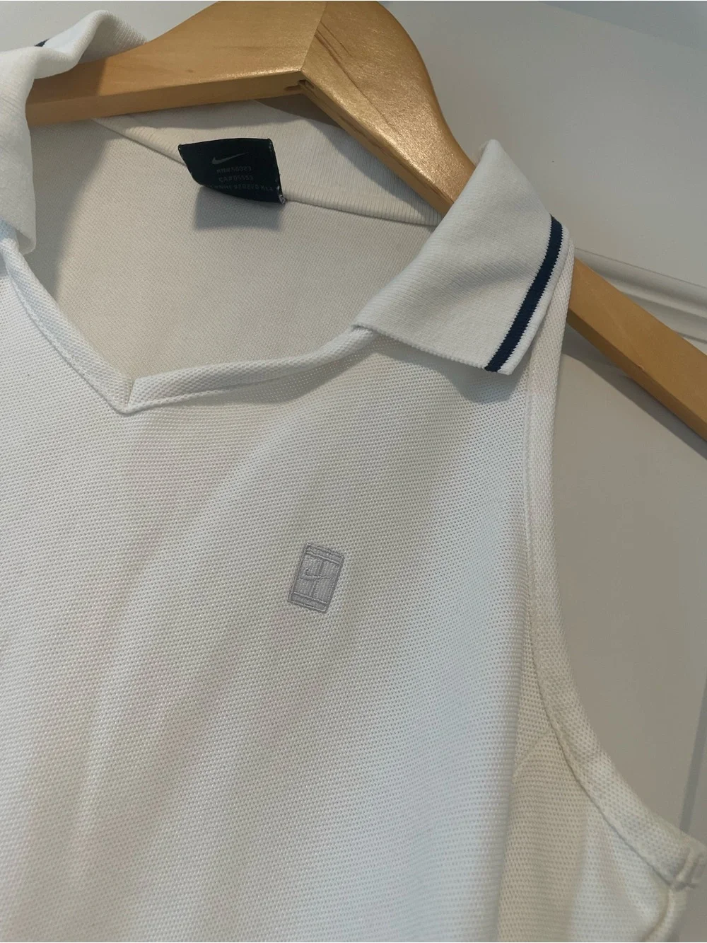 White Nike Dri Fit Women’s Collared Sleeveless Golf Polo Country Club Preppy